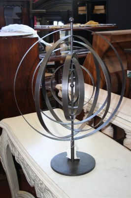 Scultura in ferro globo con anelli